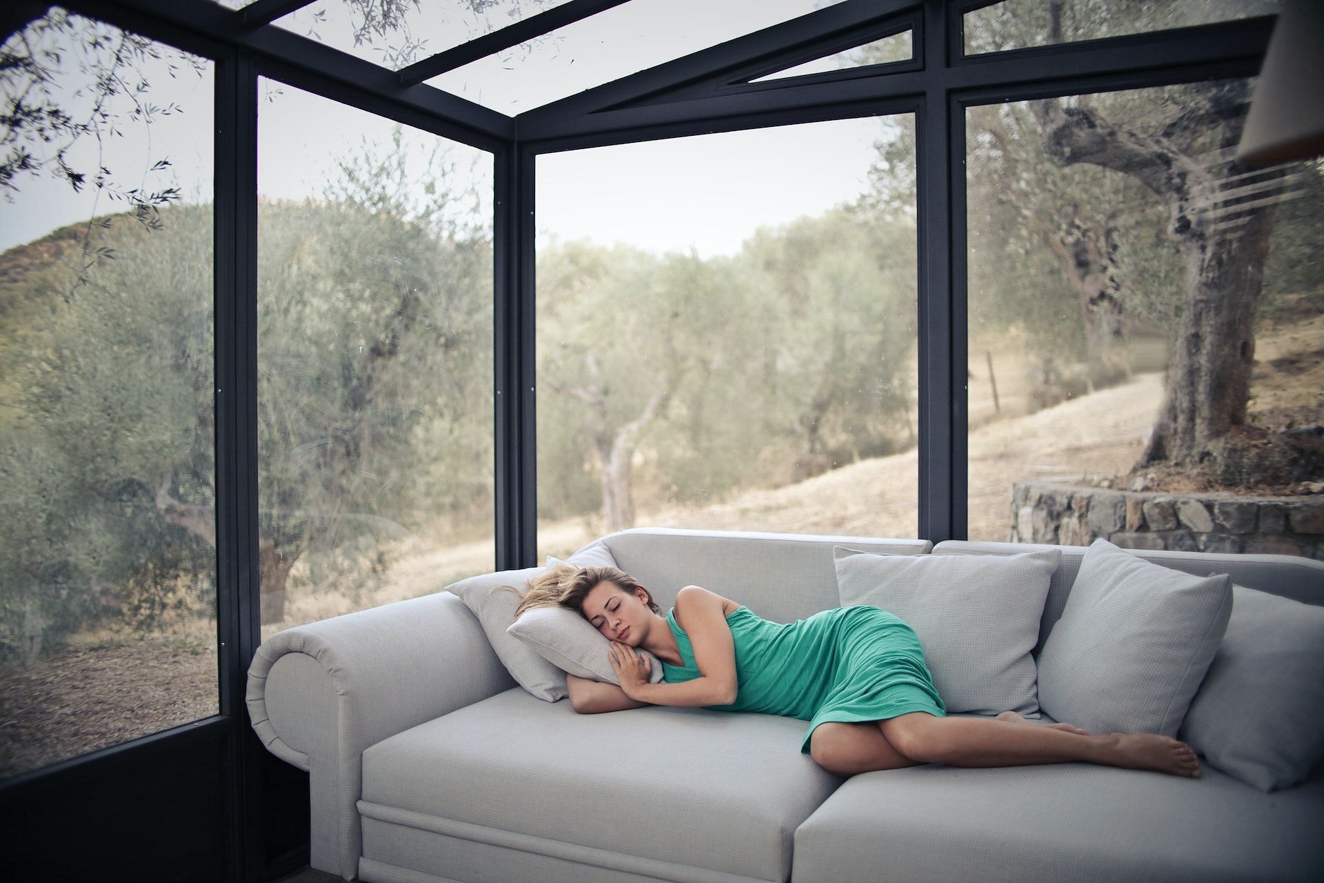 Sleeping on the side is also one of the best sleeping positions for neck pain. (Photo via Pexels/Andrea Piacquadio)